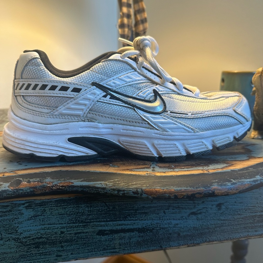 Women’s Nike running shoe size 6.5. Black and white in color.